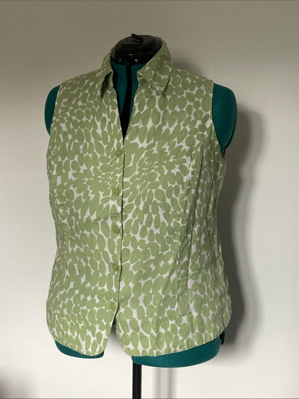 Anne Carson Green and White Sleeveless Button-Down Linen Shirt
